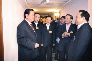 张德江来到吉林省代表团驻地，同孙政才、王云坤、王儒林等人大代表亲切交谈。